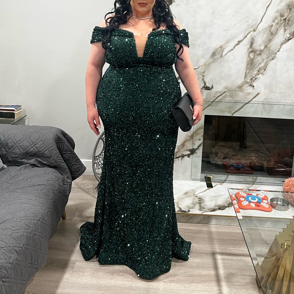 Emerald Green, Gliterring Mermaid Dress 💚